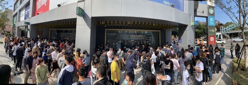 全台獨家NIKE展示鞋清倉會在台中，消費滿200還有星巴克買一送一！