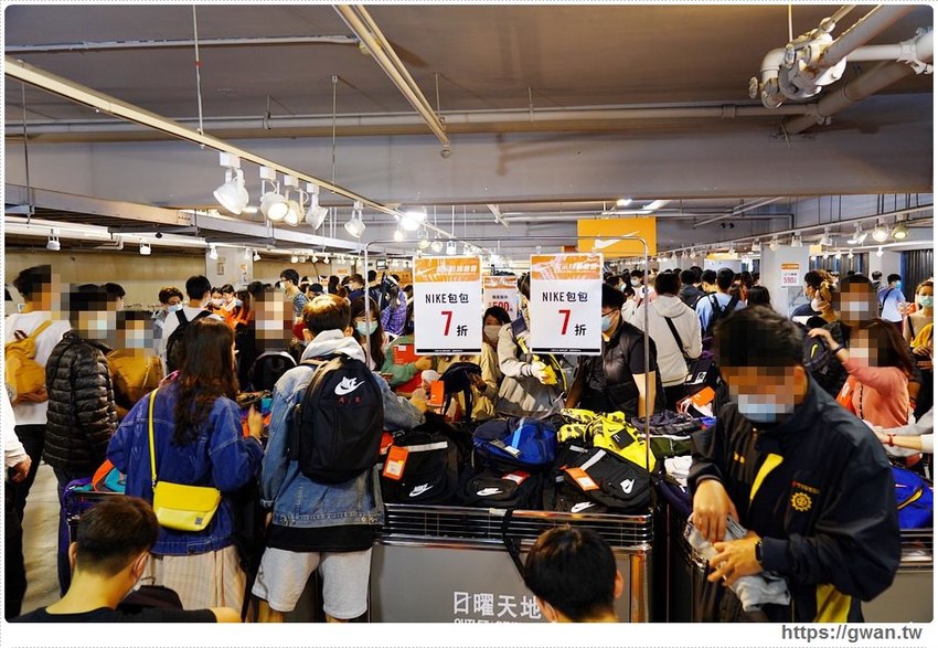 全台獨家NIKE展示鞋清倉會在台中，消費滿200還有星巴克買一送一！