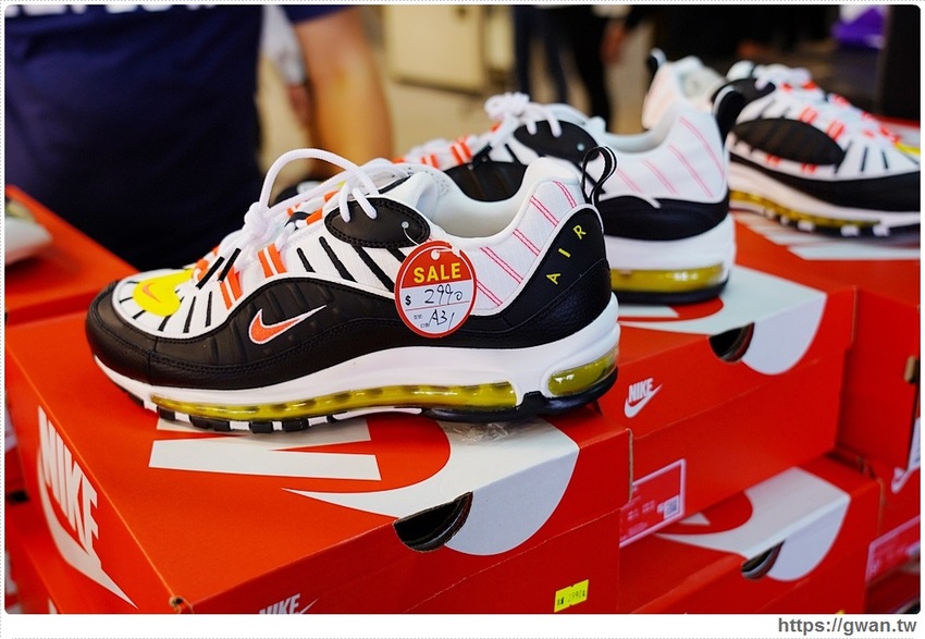 全台獨家NIKE展示鞋清倉會在台中，消費滿200還有星巴克買一送一！