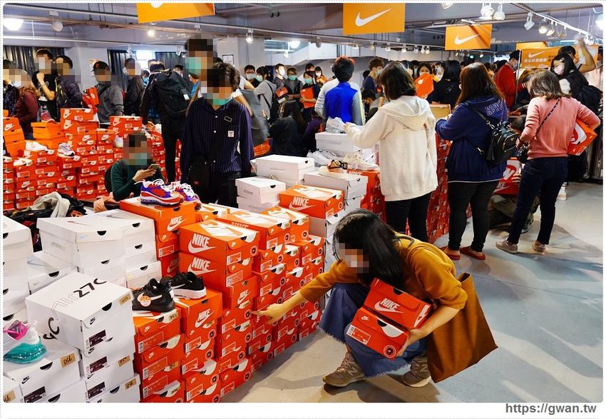全台獨家NIKE展示鞋清倉會在台中，消費滿200還有星巴克買一送一！