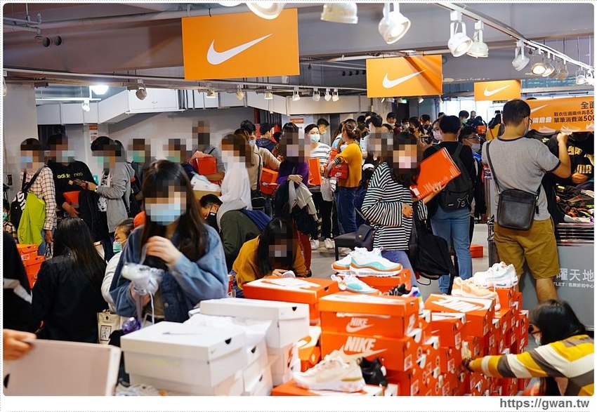 全台獨家NIKE展示鞋清倉會在台中，消費滿200還有星巴克買一送一！