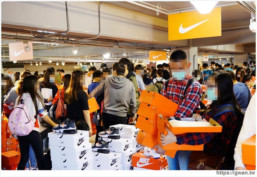 全台獨家NIKE展示鞋清倉會在台中，消費滿200還有星巴克買一送一！