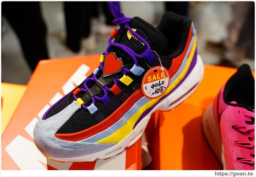 全台獨家NIKE展示鞋清倉會在台中，消費滿200還有星巴克買一送一！