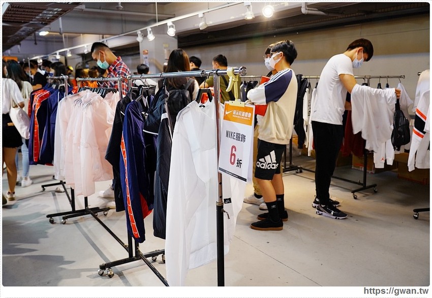 全台獨家NIKE展示鞋清倉會在台中，消費滿200還有星巴克買一送一！