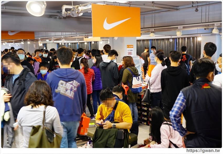 全台獨家NIKE展示鞋清倉會在台中，消費滿200還有星巴克買一送一！