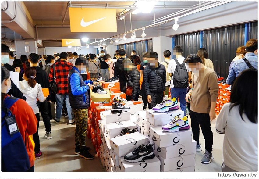全台獨家NIKE展示鞋清倉會在台中，消費滿200還有星巴克買一送一！