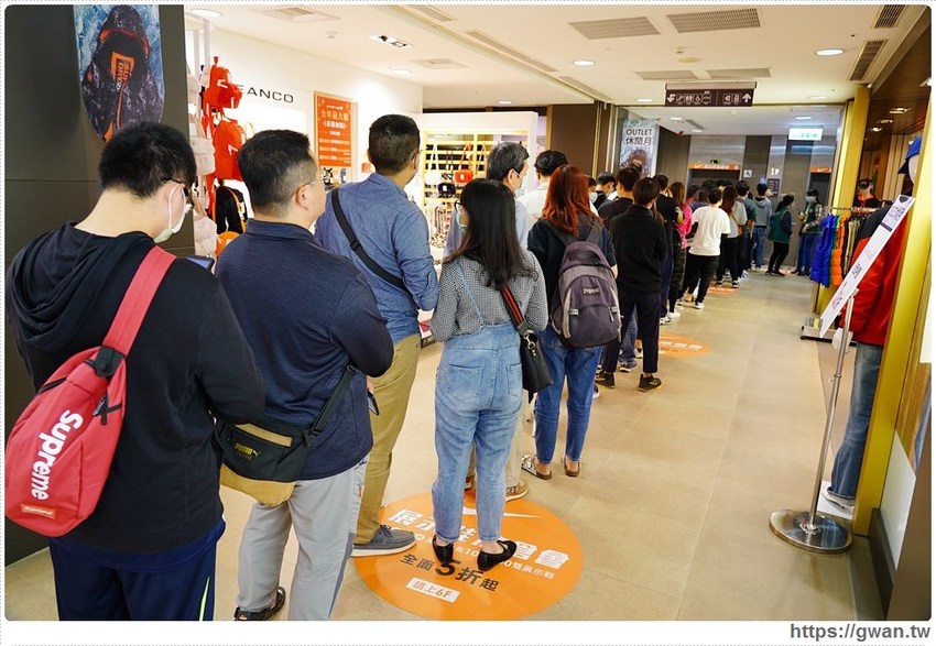 全台獨家NIKE展示鞋清倉會在台中，消費滿200還有星巴克買一送一！