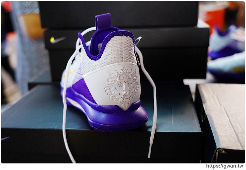 全台獨家NIKE展示鞋清倉會在台中，消費滿200還有星巴克買一送一！