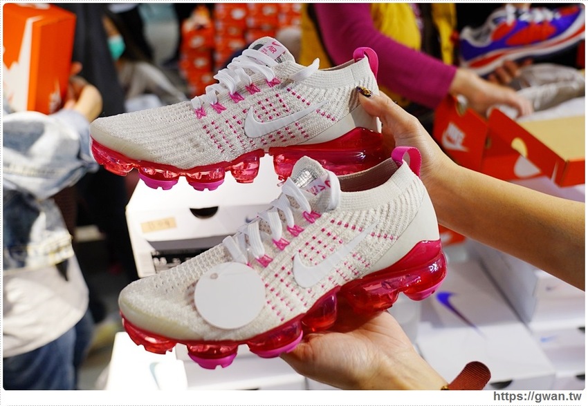 全台獨家NIKE展示鞋清倉會在台中，消費滿200還有星巴克買一送一！