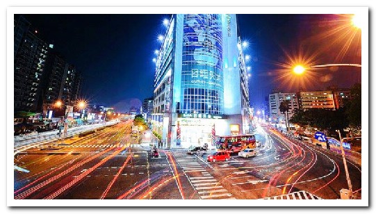 日曜天地:台中Outlet/一中購物.名牌配件包包的天堂──日曜天地