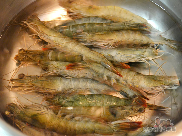 阿源師紅尾蝦10-清水稍微沖洗