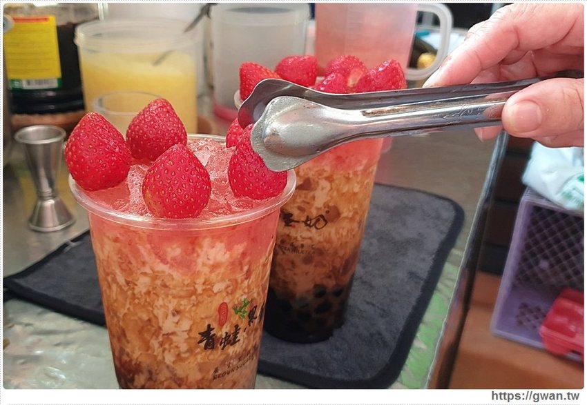 全台首創，把草莓大福放進飲料裡！ 還有飲品買一送一，只限兩天別錯過～