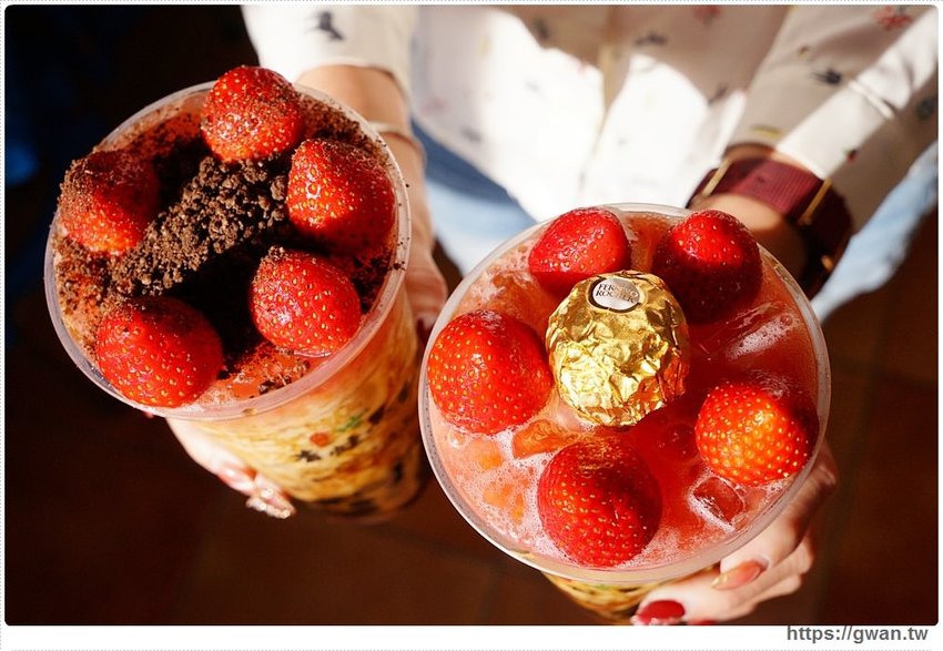 全台首創，把草莓大福放進飲料裡！ 還有飲品買一送一，只限兩天別錯過～