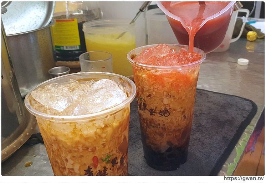 全台首創，把草莓大福放進飲料裡！ 還有飲品買一送一，只限兩天別錯過～