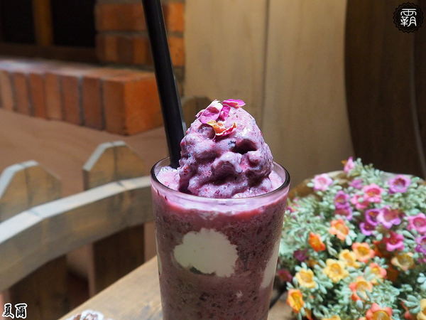 夏爾Shire綠園道： 夏爾 shire餐館，有如哈比人村莊夏爾的樹洞，還有浮誇系的奶昔跟粉紅色熔岩起司！！！