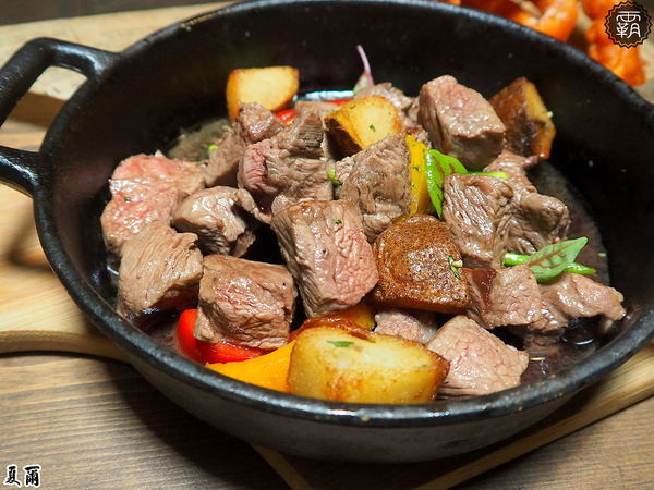 夏爾Shire綠園道： 夏爾 shire餐館，有如哈比人村莊夏爾的樹洞，還有浮誇系的奶昔跟粉紅色熔岩起司！！！