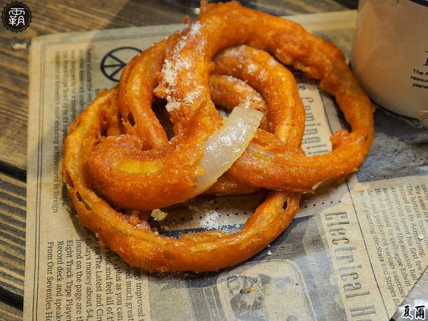 夏爾Shire綠園道： 夏爾 shire餐館，有如哈比人村莊夏爾的樹洞，還有浮誇系的奶昔跟粉紅色熔岩起司！！！