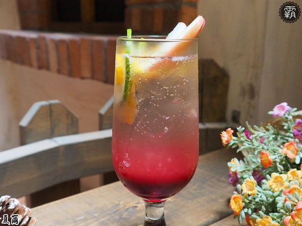 夏爾Shire綠園道： 夏爾 shire餐館，有如哈比人村莊夏爾的樹洞，還有浮誇系的奶昔跟粉紅色熔岩起司！！！