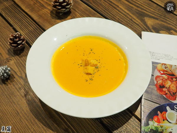 夏爾Shire綠園道： 夏爾 shire餐館，有如哈比人村莊夏爾的樹洞，還有浮誇系的奶昔跟粉紅色熔岩起司！！！