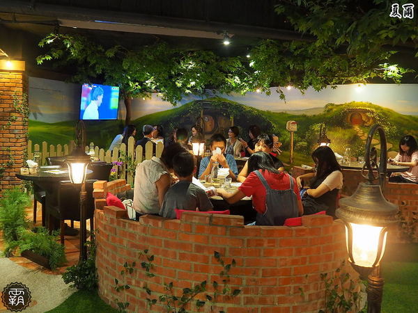 夏爾Shire綠園道： 夏爾 shire餐館，有如哈比人村莊夏爾的樹洞，還有浮誇系的奶昔跟粉紅色熔岩起司！！！