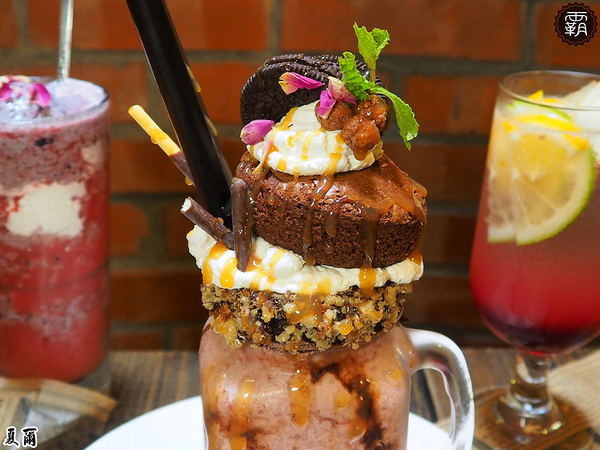 夏爾Shire綠園道： 夏爾 shire餐館，有如哈比人村莊夏爾的樹洞，還有浮誇系的奶昔跟粉紅色熔岩起司！！！