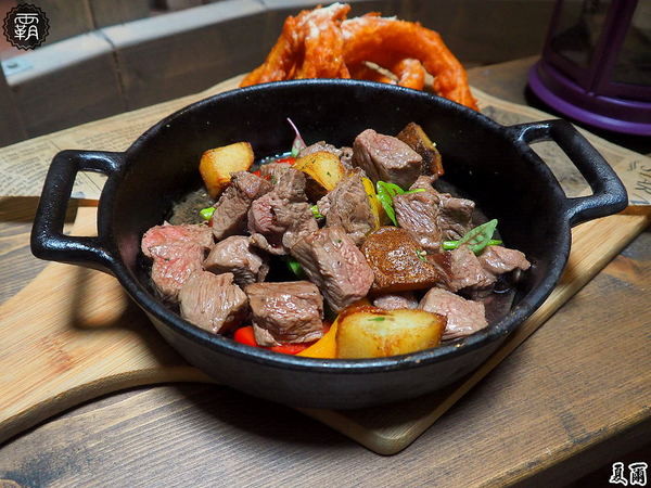 夏爾Shire綠園道： 夏爾 shire餐館，有如哈比人村莊夏爾的樹洞，還有浮誇系的奶昔跟粉紅色熔岩起司！！！