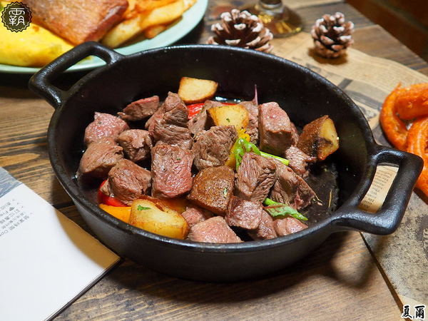 夏爾Shire綠園道： 夏爾 shire餐館，有如哈比人村莊夏爾的樹洞，還有浮誇系的奶昔跟粉紅色熔岩起司！！！