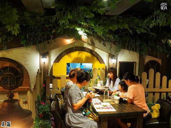 夏爾Shire綠園道： 夏爾 shire餐館，有如哈比人村莊夏爾的樹洞，還有浮誇系的奶昔跟粉紅色熔岩起司！！！