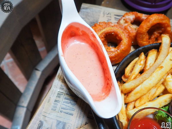 夏爾Shire綠園道： 夏爾 shire餐館，有如哈比人村莊夏爾的樹洞，還有浮誇系的奶昔跟粉紅色熔岩起司！！！