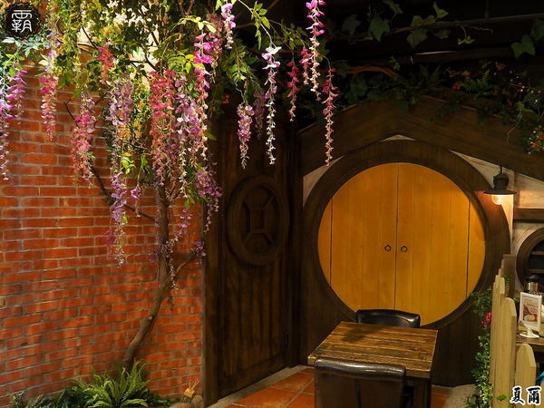 夏爾Shire綠園道： 夏爾 shire餐館，有如哈比人村莊夏爾的樹洞，還有浮誇系的奶昔跟粉紅色熔岩起司！！！