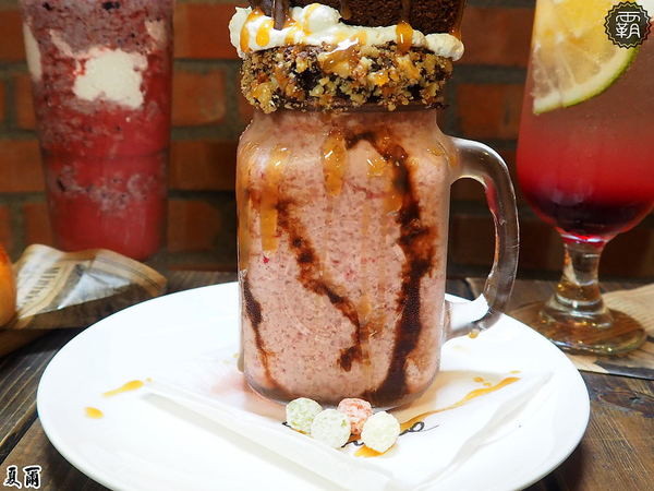 夏爾Shire綠園道： 夏爾 shire餐館，有如哈比人村莊夏爾的樹洞，還有浮誇系的奶昔跟粉紅色熔岩起司！！！