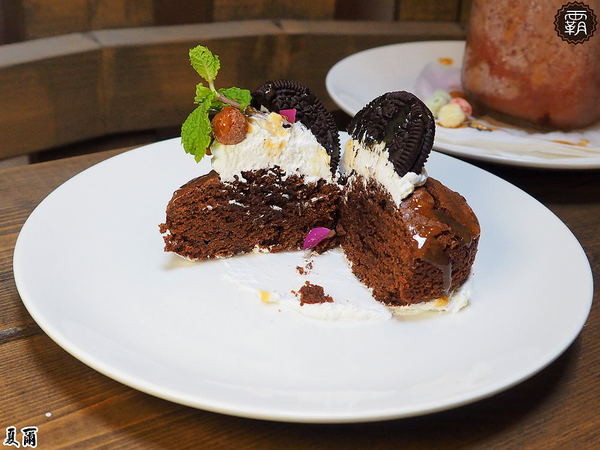 夏爾Shire綠園道： 夏爾 shire餐館，有如哈比人村莊夏爾的樹洞，還有浮誇系的奶昔跟粉紅色熔岩起司！！！