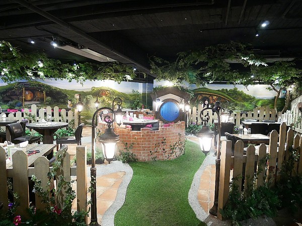 夏爾Shire綠園道：夏爾Shire綠園道-台中西區義式料理  勤美附近隱藏版美食  躲在旅店內的超可愛餐廳  餐點也精緻  很值得拜訪