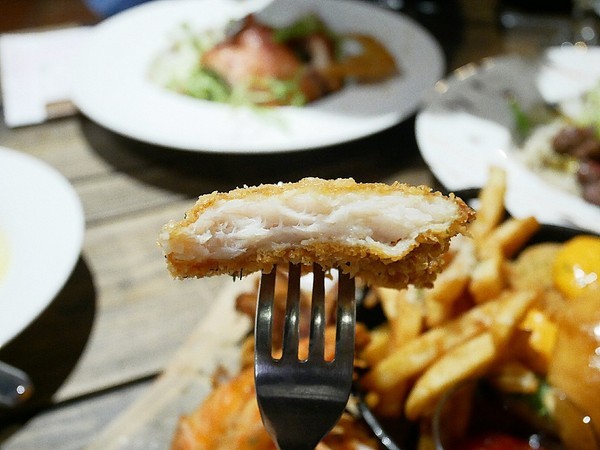 夏爾Shire綠園道：夏爾Shire綠園道-台中西區義式料理  勤美附近隱藏版美食  躲在旅店內的超可愛餐廳  餐點也精緻  很值得拜訪