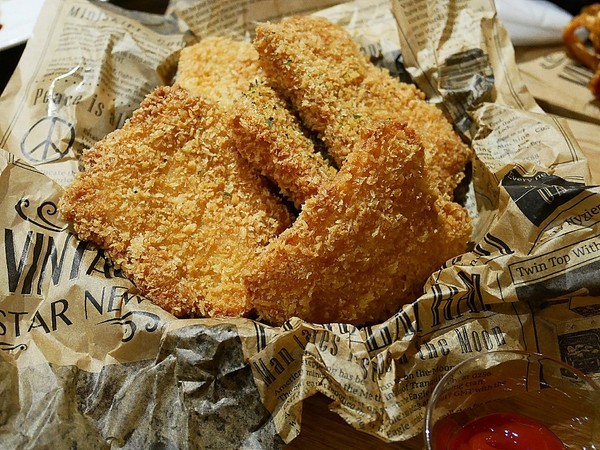 夏爾Shire綠園道：夏爾Shire綠園道-台中西區義式料理  勤美附近隱藏版美食  躲在旅店內的超可愛餐廳  餐點也精緻  很值得拜訪