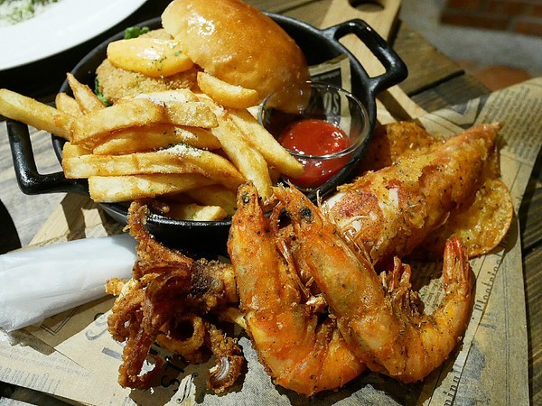 夏爾Shire綠園道：夏爾Shire綠園道-台中西區義式料理  勤美附近隱藏版美食  躲在旅店內的超可愛餐廳  餐點也精緻  很值得拜訪