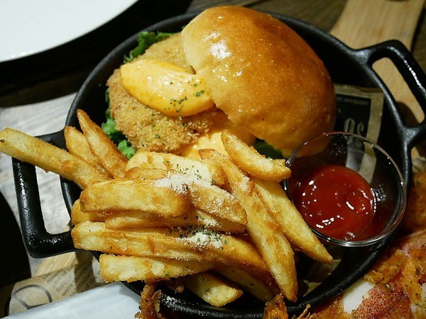 夏爾Shire綠園道：夏爾Shire綠園道-台中西區義式料理  勤美附近隱藏版美食  躲在旅店內的超可愛餐廳  餐點也精緻  很值得拜訪