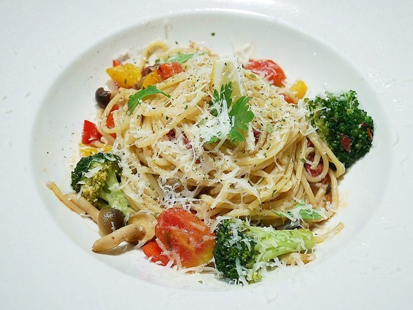 夏爾Shire綠園道：夏爾Shire綠園道-台中西區義式料理  勤美附近隱藏版美食  躲在旅店內的超可愛餐廳  餐點也精緻  很值得拜訪