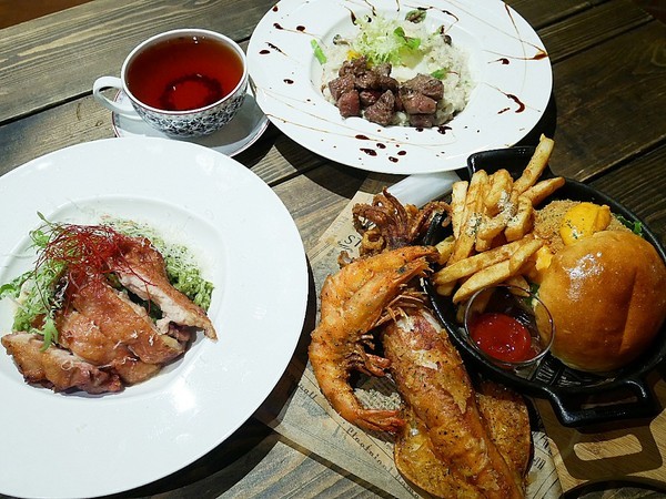 夏爾Shire綠園道：夏爾Shire綠園道-台中西區義式料理  勤美附近隱藏版美食  躲在旅店內的超可愛餐廳  餐點也精緻  很值得拜訪