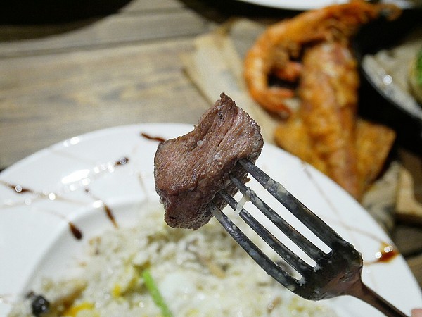 夏爾Shire綠園道：夏爾Shire綠園道-台中西區義式料理  勤美附近隱藏版美食  躲在旅店內的超可愛餐廳  餐點也精緻  很值得拜訪