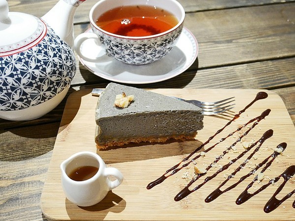 夏爾Shire綠園道：夏爾Shire綠園道-台中西區義式料理  勤美附近隱藏版美食  躲在旅店內的超可愛餐廳  餐點也精緻  很值得拜訪