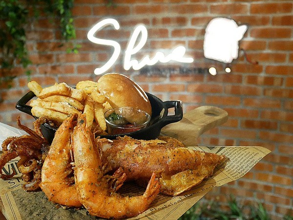 夏爾Shire綠園道：夏爾Shire綠園道-台中西區義式料理  勤美附近隱藏版美食  躲在旅店內的超可愛餐廳  餐點也精緻  很值得拜訪