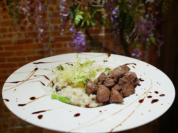 夏爾Shire綠園道：夏爾Shire綠園道-台中西區義式料理  勤美附近隱藏版美食  躲在旅店內的超可愛餐廳  餐點也精緻  很值得拜訪
