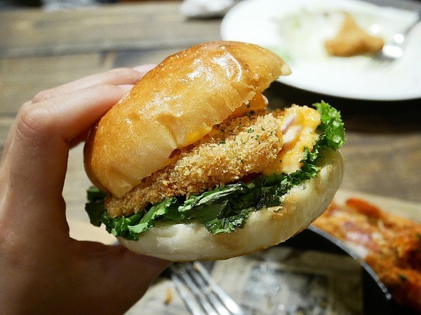 夏爾Shire綠園道：夏爾Shire綠園道-台中西區義式料理  勤美附近隱藏版美食  躲在旅店內的超可愛餐廳  餐點也精緻  很值得拜訪