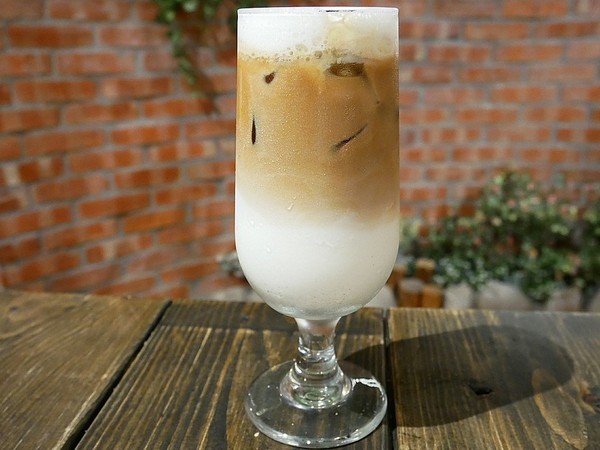 夏爾Shire綠園道：夏爾Shire綠園道-台中西區義式料理  勤美附近隱藏版美食  躲在旅店內的超可愛餐廳  餐點也精緻  很值得拜訪