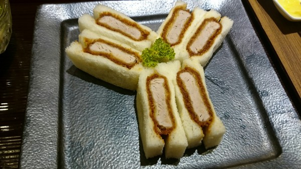 MAiSEN邁泉豬排(高雄巨蛋店)：高雄漢神巨蛋~MAiSEN邁泉豬排~日本最暢銷的三明治~超嫩的豬肉~堅守三味一體的美味~