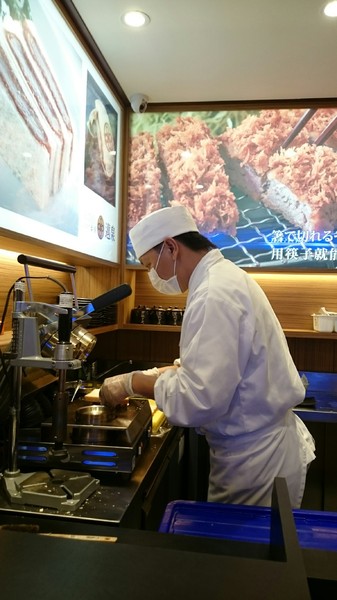 MAiSEN邁泉豬排(高雄巨蛋店)：高雄漢神巨蛋~MAiSEN邁泉豬排~日本最暢銷的三明治~超嫩的豬肉~堅守三味一體的美味~