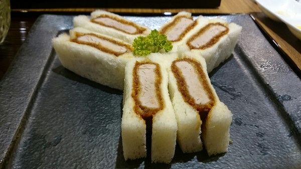 MAiSEN邁泉豬排(高雄巨蛋店)：高雄漢神巨蛋~MAiSEN邁泉豬排~日本最暢銷的三明治~超嫩的豬肉~堅守三味一體的美味~