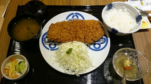 MAiSEN邁泉豬排(高雄巨蛋店)：高雄漢神巨蛋~MAiSEN邁泉豬排~日本最暢銷的三明治~超嫩的豬肉~堅守三味一體的美味~