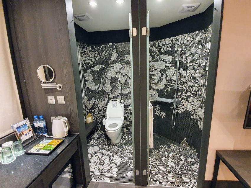 [住]高雄 近六和夜市 美麗島捷運站 夜晚逛街打牙祭 輕鬆搞定!! 房客還有免費HAPPY HOUR 精緻點心 飲料無限享用 樂逸旅居